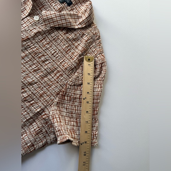J. Crew Woman’s Tan Textured Button Down Shirt 🍂 - Picture 6 of 9